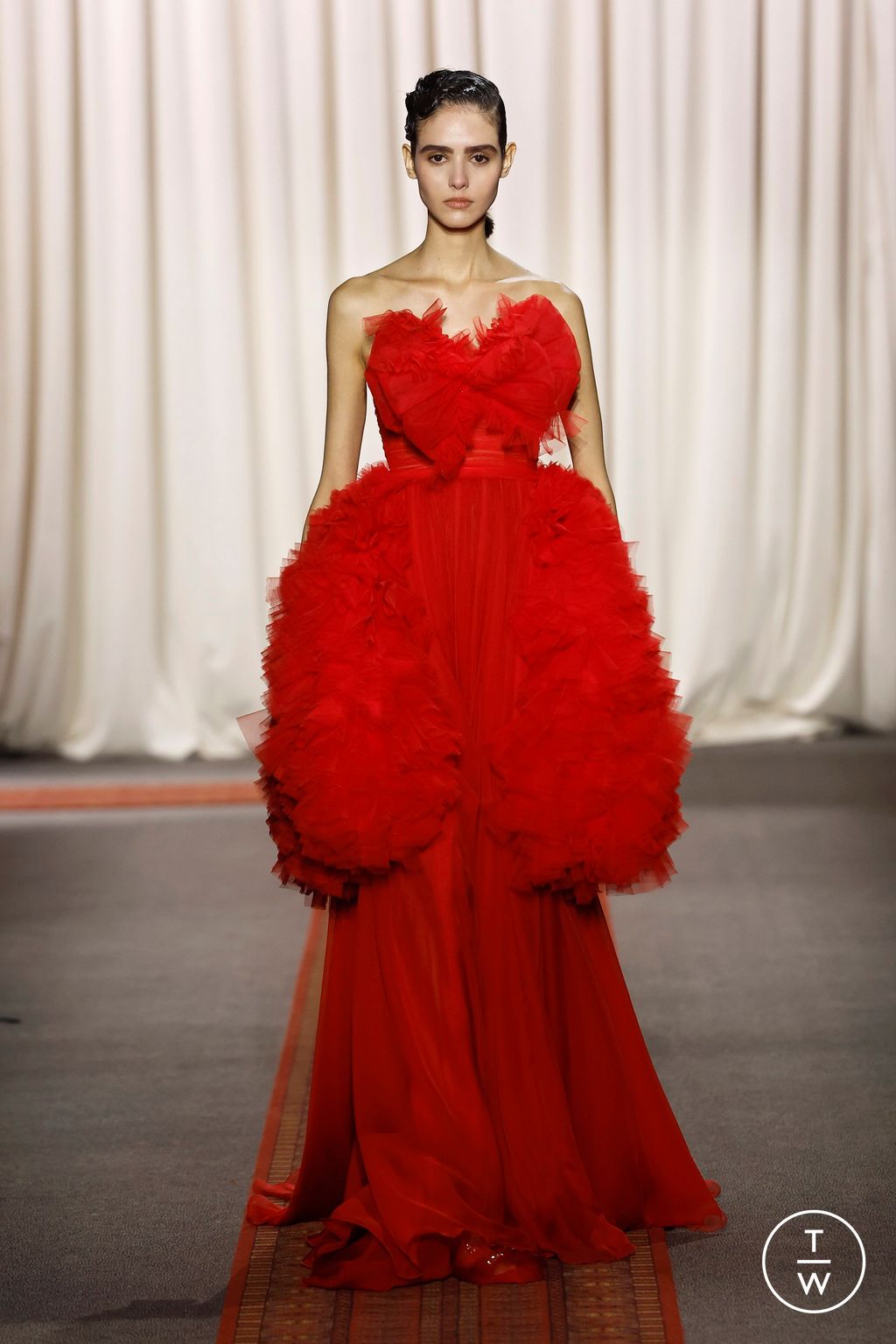 Fashion Week Paris Spring/Summer 2025 look 31 from the Giambattista Valli collection 高级定制