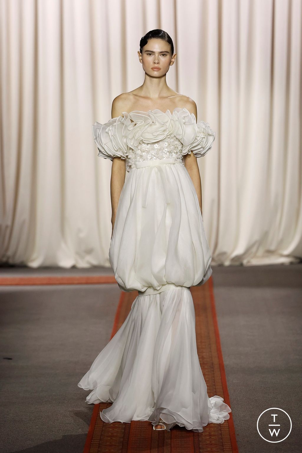 Fashion Week Paris Spring/Summer 2025 look 32 from the Giambattista Valli collection couture