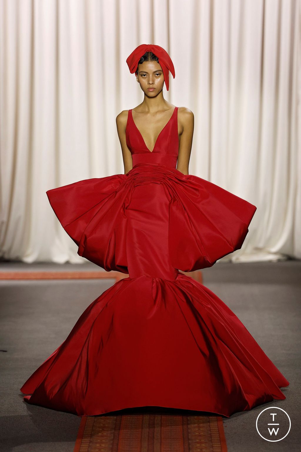 Fashion Week Paris Spring/Summer 2025 look 33 from the Giambattista Valli collection couture