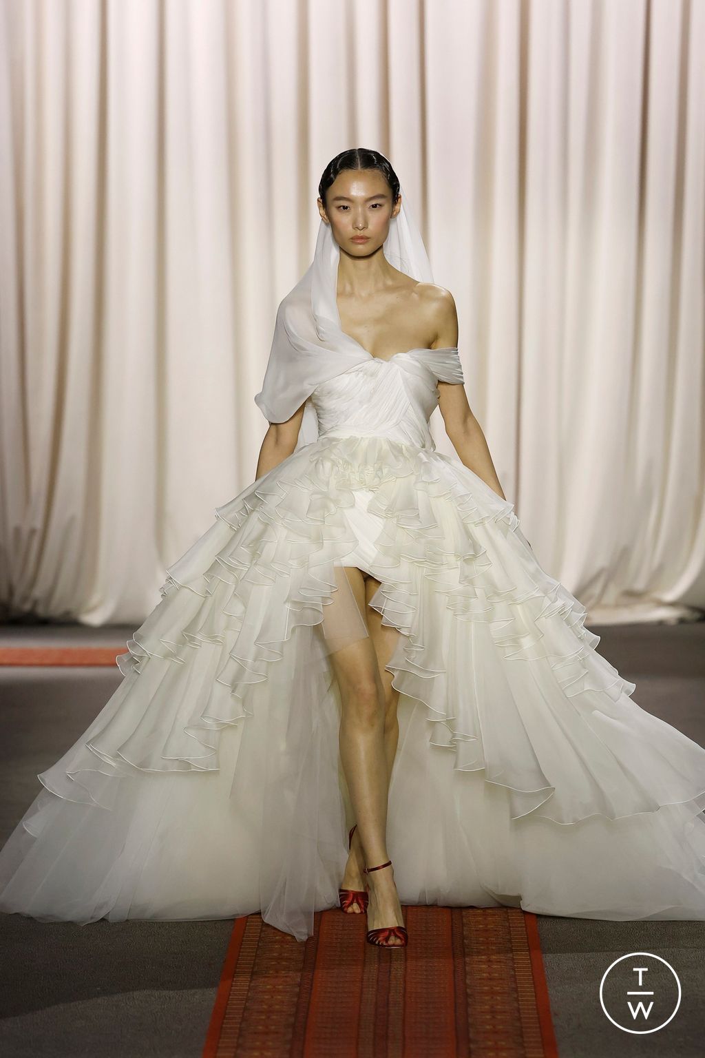 Fashion Week Paris Spring/Summer 2025 look 34 from the Giambattista Valli collection 高级定制