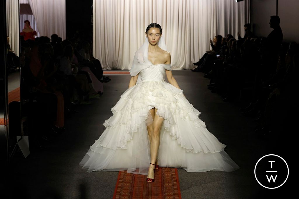 Fashion Week Paris Spring/Summer 2025 look 35 from the Giambattista Valli collection couture
