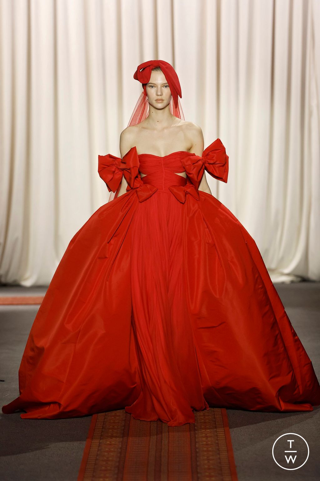 Fashion Week Paris Spring/Summer 2025 look 36 from the Giambattista Valli collection 高级定制