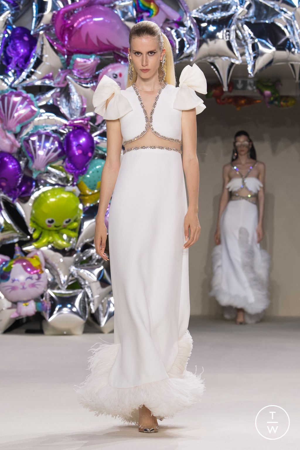 Fashion Week Paris Fall/Winter 2022 look 1 from the Giambattista Valli collection couture