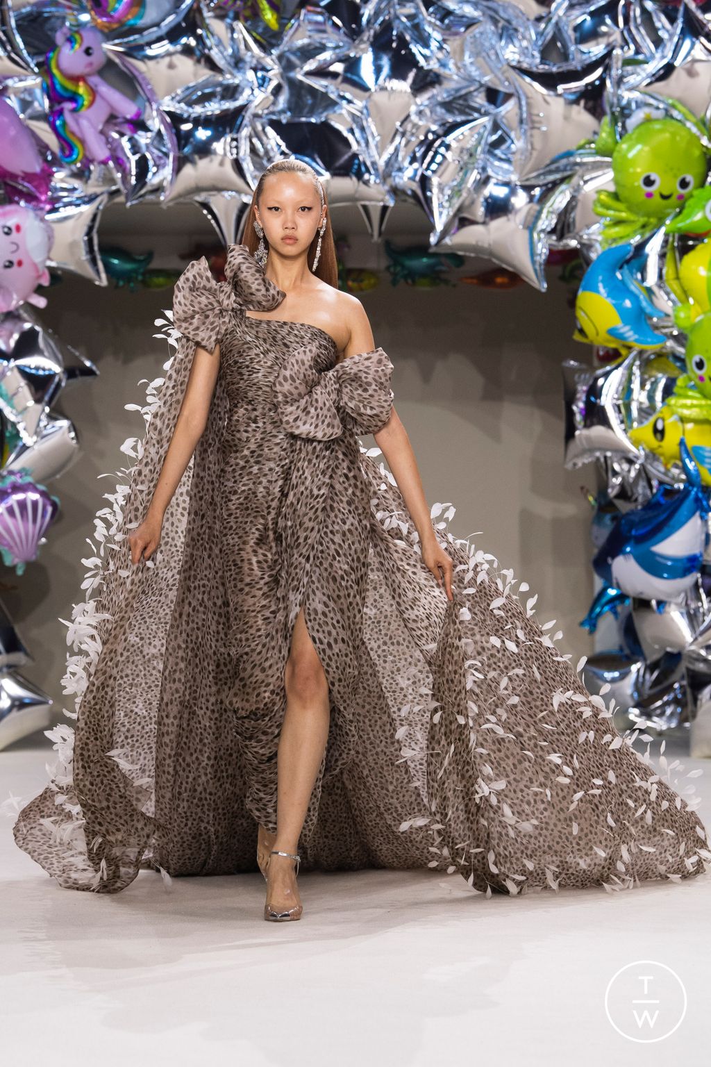 Fashion Week Paris Fall/Winter 2022 look 4 from the Giambattista Valli collection couture