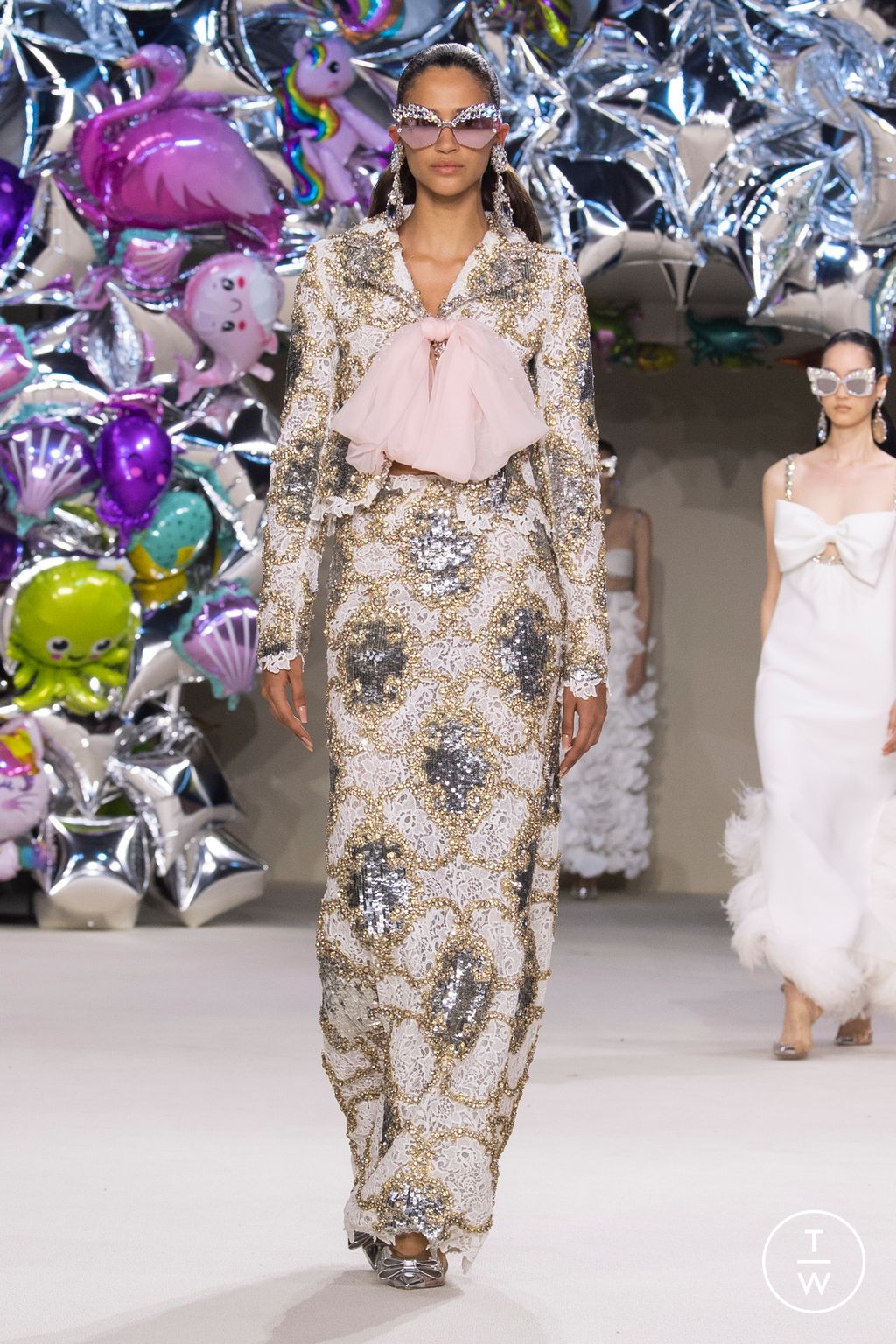 Fashion Week Paris Fall/Winter 2022 look 9 from the Giambattista Valli collection couture