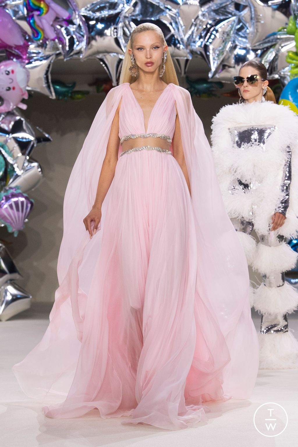 Fashion Week Paris Fall/Winter 2022 look 16 from the Giambattista Valli collection couture