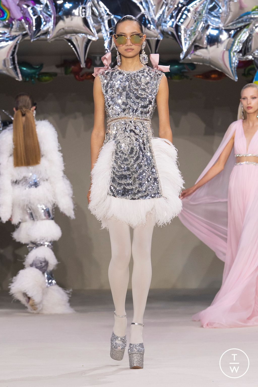 Fashion Week Paris Fall/Winter 2022 look 18 de la collection Giambattista Valli couture