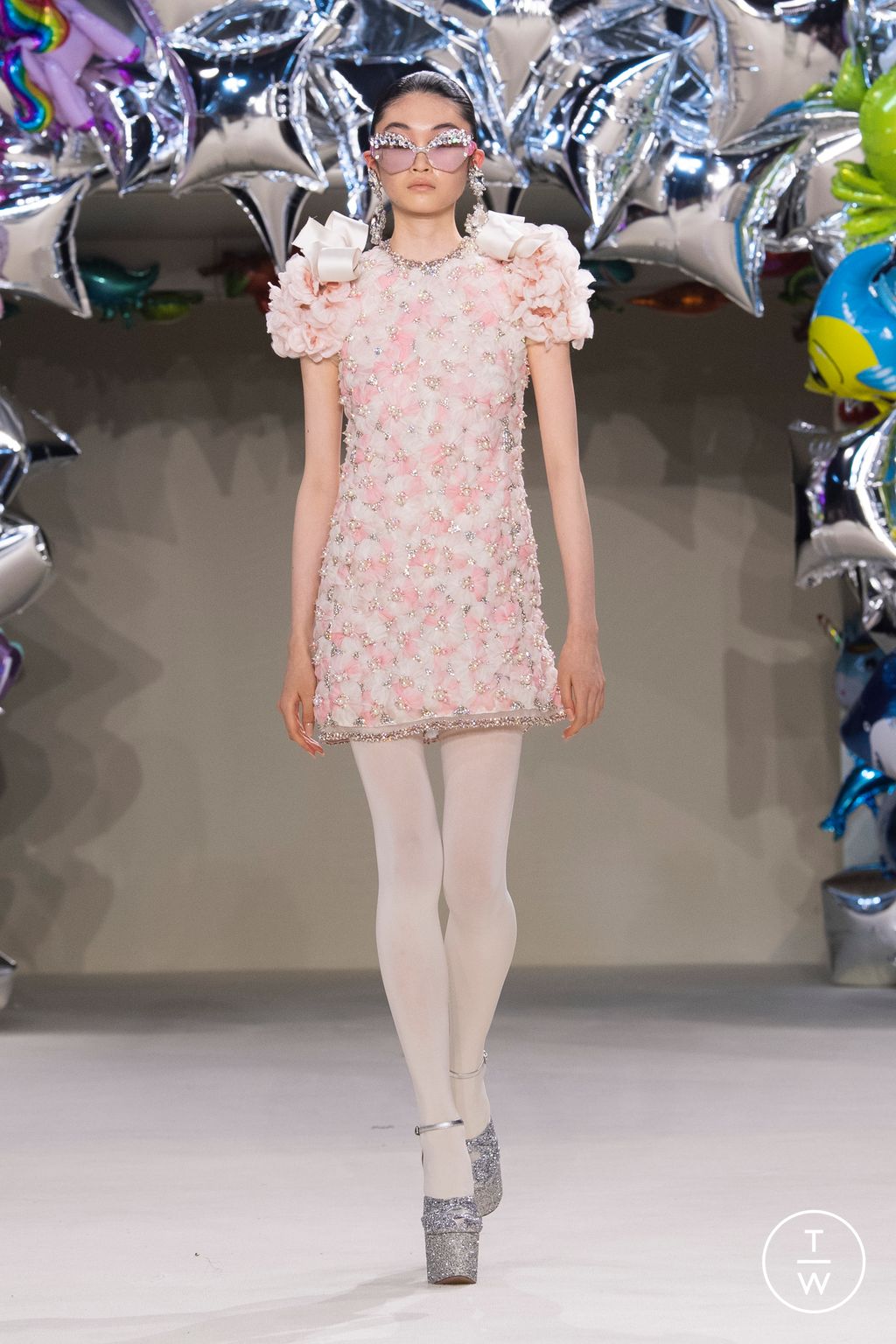 Fashion Week Paris Fall/Winter 2022 look 22 from the Giambattista Valli collection couture