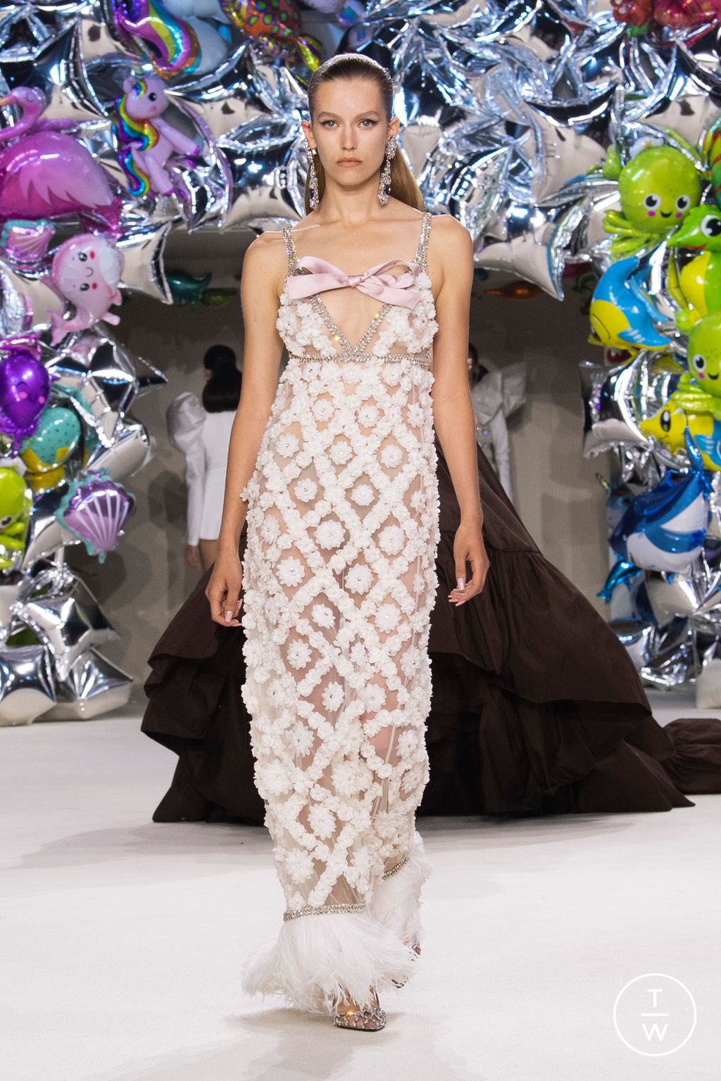 Fashion Week Paris Fall/Winter 2022 look 23 from the Giambattista Valli collection couture