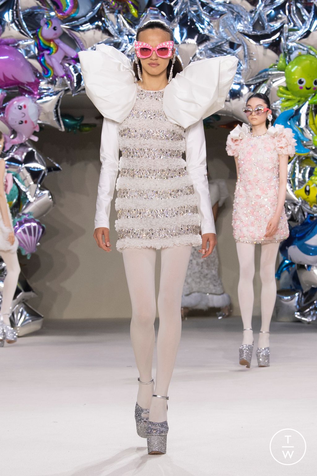 Fashion Week Paris Fall/Winter 2022 look 24 de la collection Giambattista Valli couture