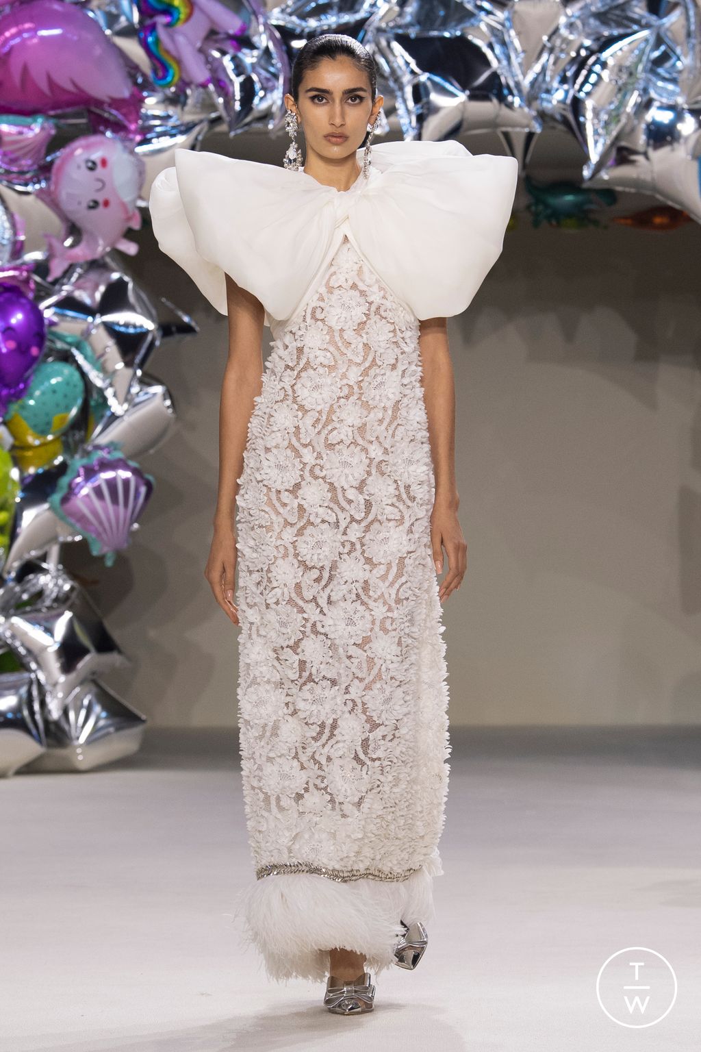 Fashion Week Paris Fall/Winter 2022 look 25 from the Giambattista Valli collection couture