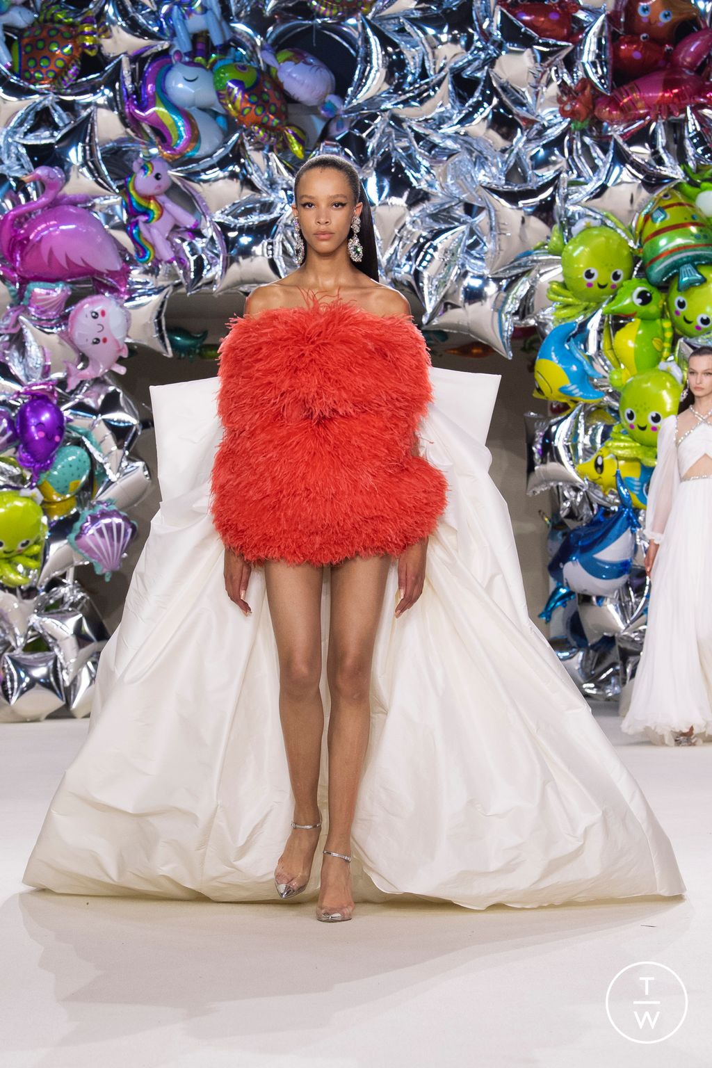 Fashion Week Paris Fall/Winter 2022 look 29 from the Giambattista Valli collection couture