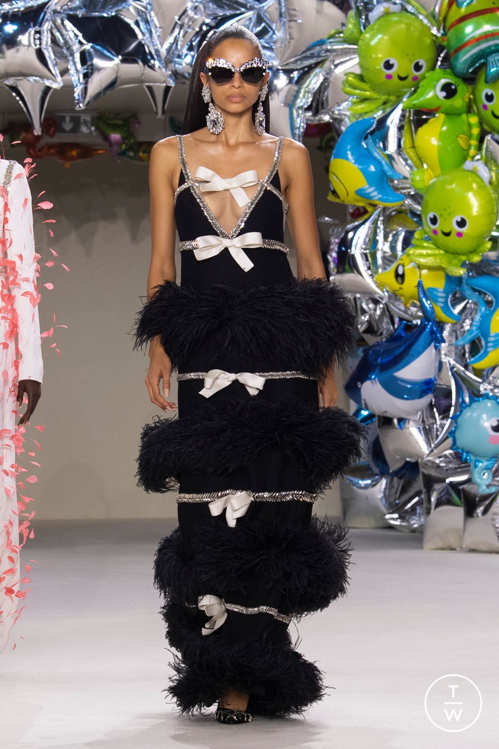 Fashion Week Paris Fall/Winter 2022 look 30 from the Giambattista Valli collection couture