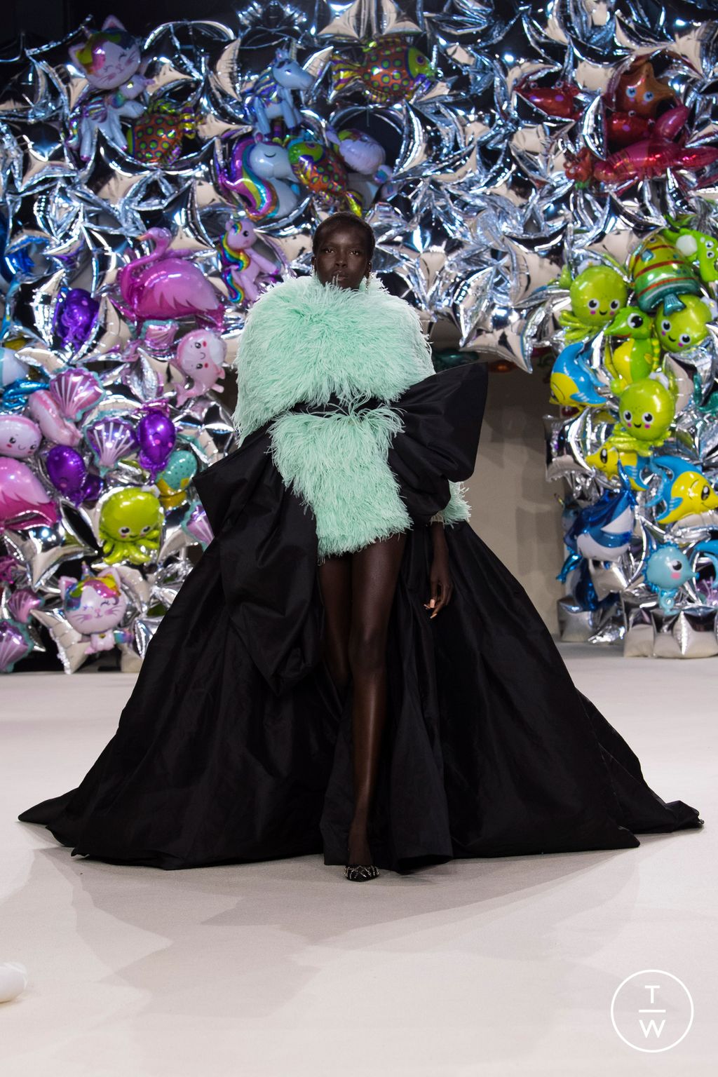 Fashion Week Paris Fall/Winter 2022 look 31 from the Giambattista Valli collection couture
