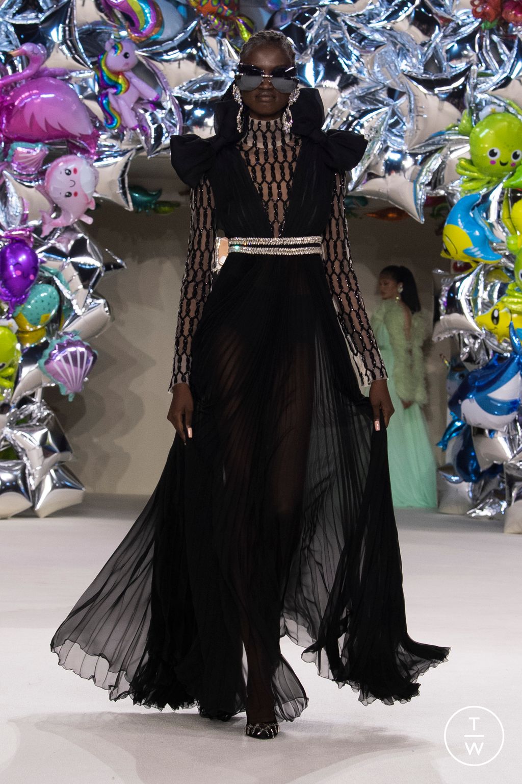 Fashion Week Paris Fall/Winter 2022 look 32 from the Giambattista Valli collection couture