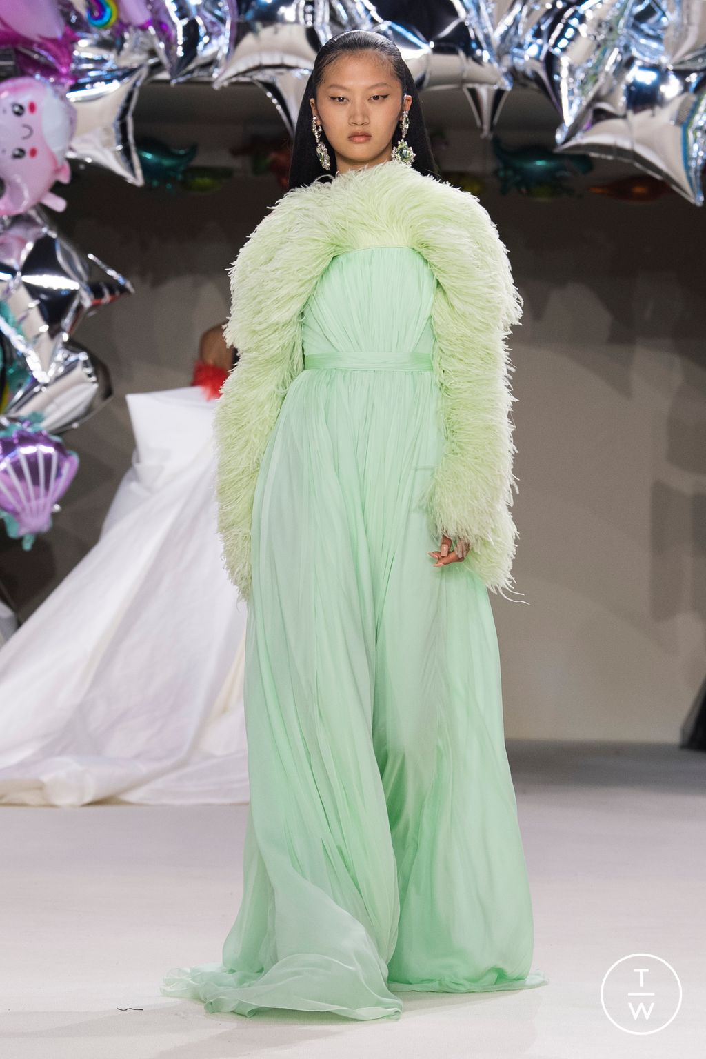 Fashion Week Paris Fall/Winter 2022 look 33 from the Giambattista Valli collection couture