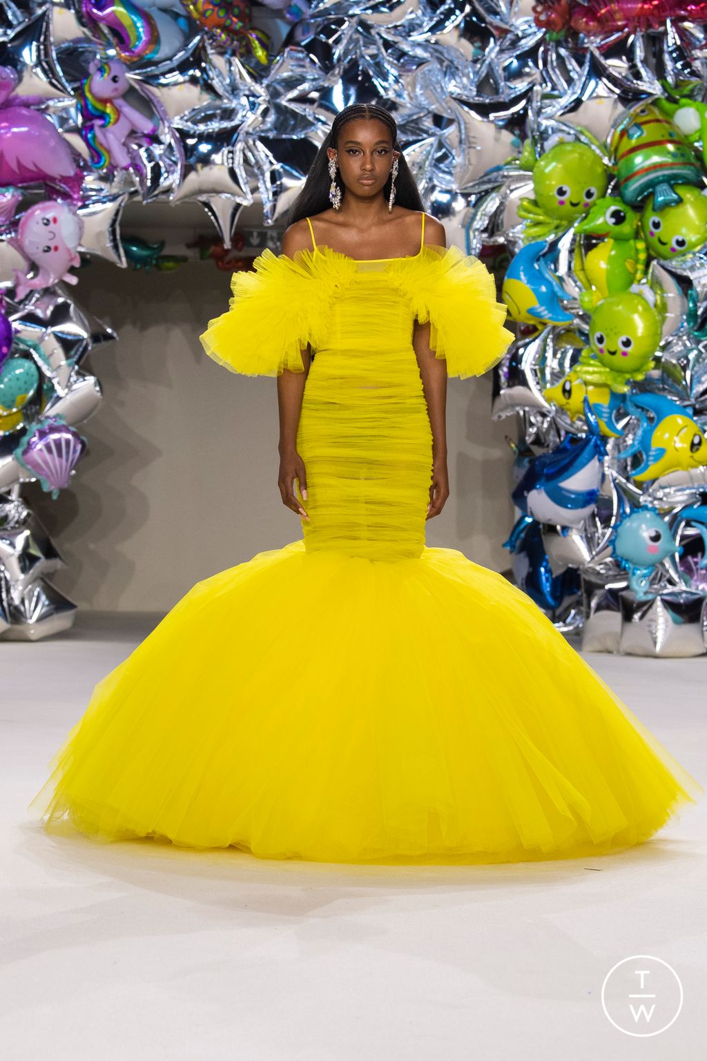 Fashion Week Paris Fall/Winter 2022 look 38 from the Giambattista Valli collection couture