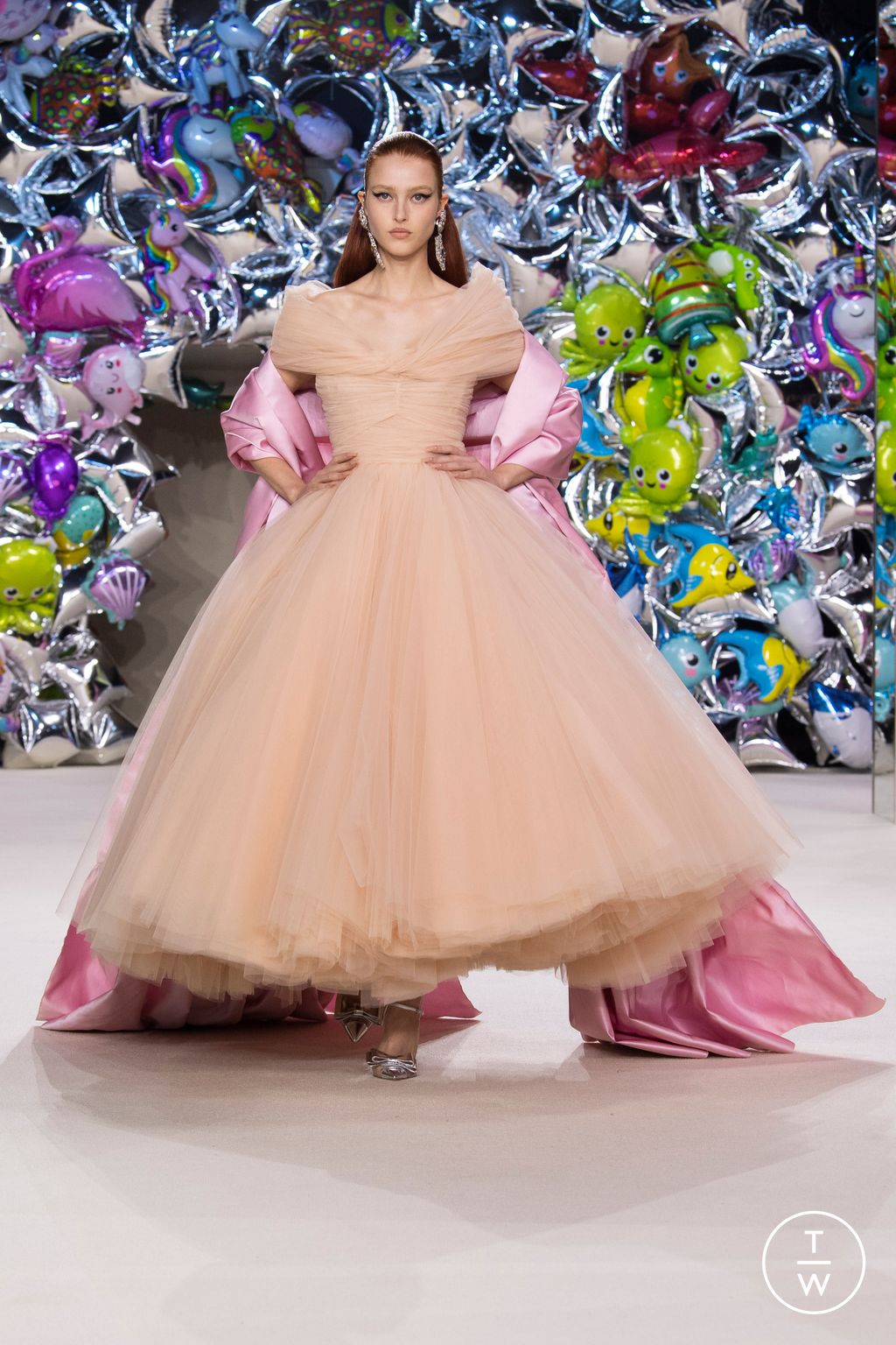 Fashion Week Paris Fall/Winter 2022 look 39 from the Giambattista Valli collection couture