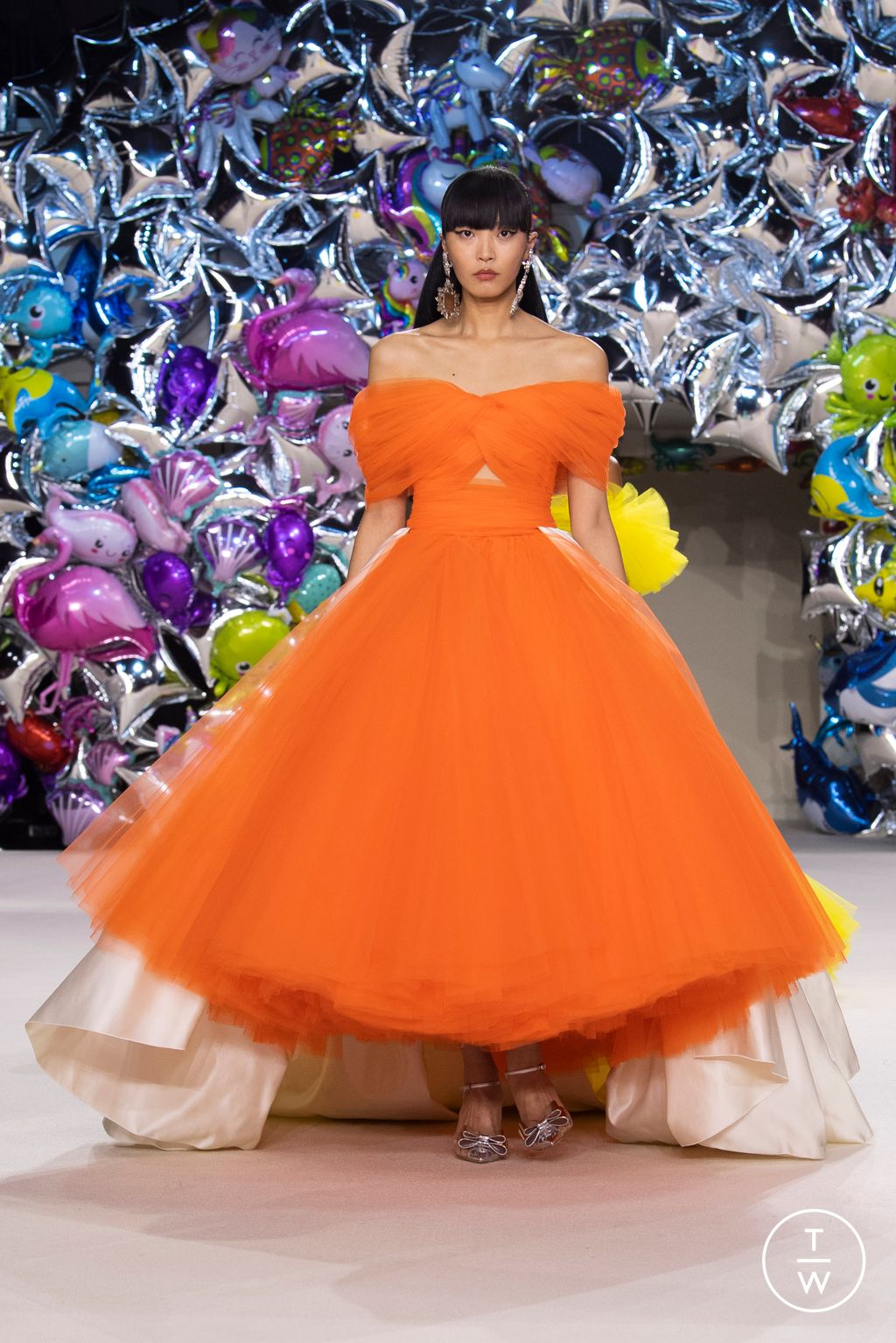 Fashion Week Paris Fall/Winter 2022 look 40 from the Giambattista Valli collection couture