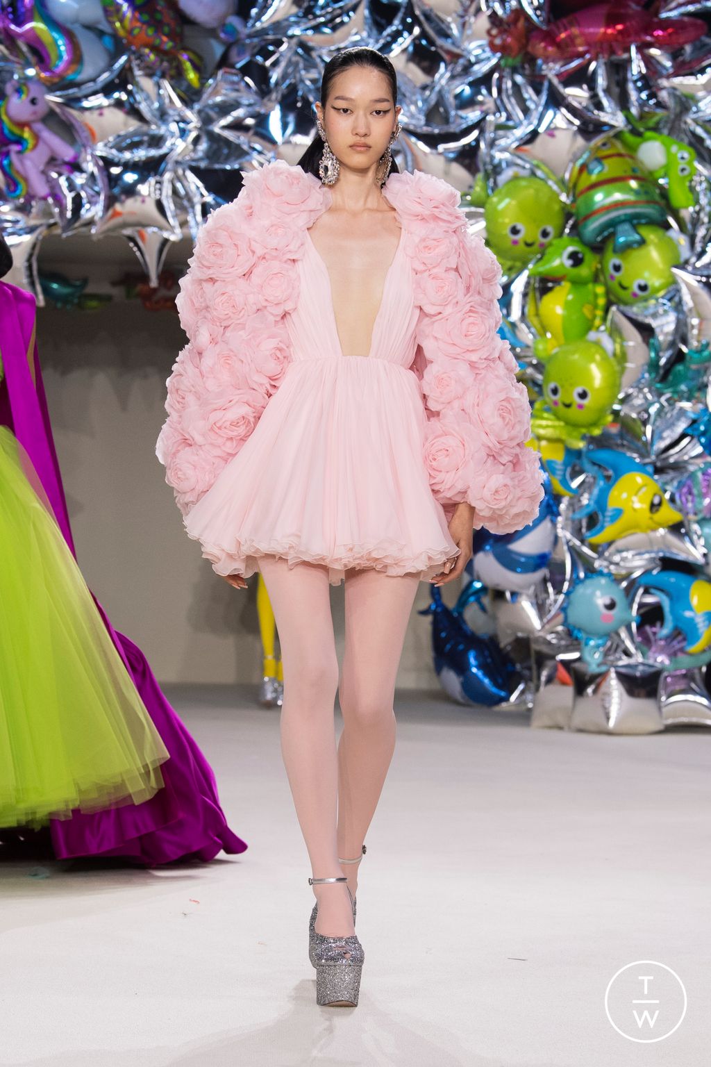 Fashion Week Paris Fall/Winter 2022 look 43 from the Giambattista Valli collection couture