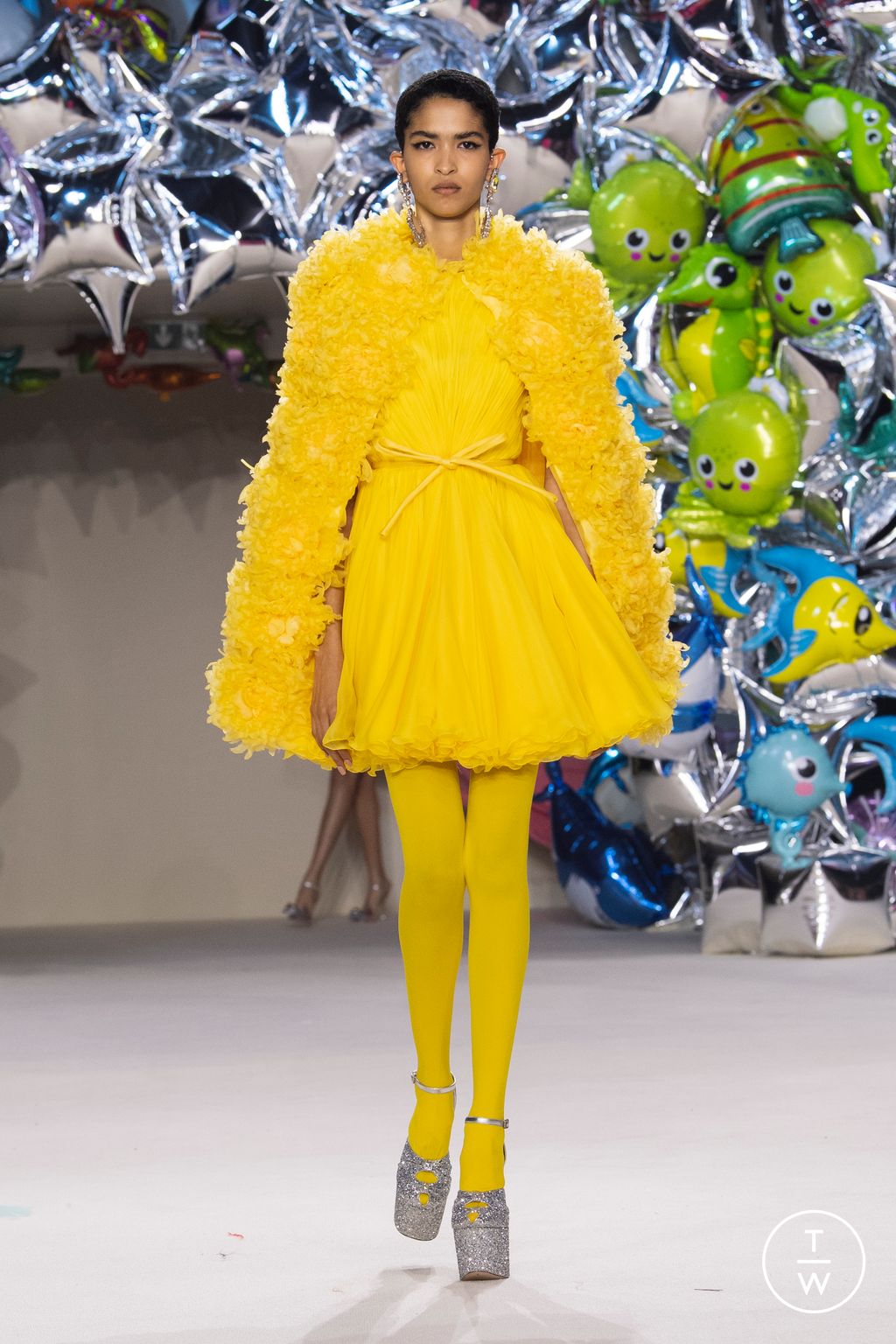 Fashion Week Paris Fall/Winter 2022 look 44 from the Giambattista Valli collection couture