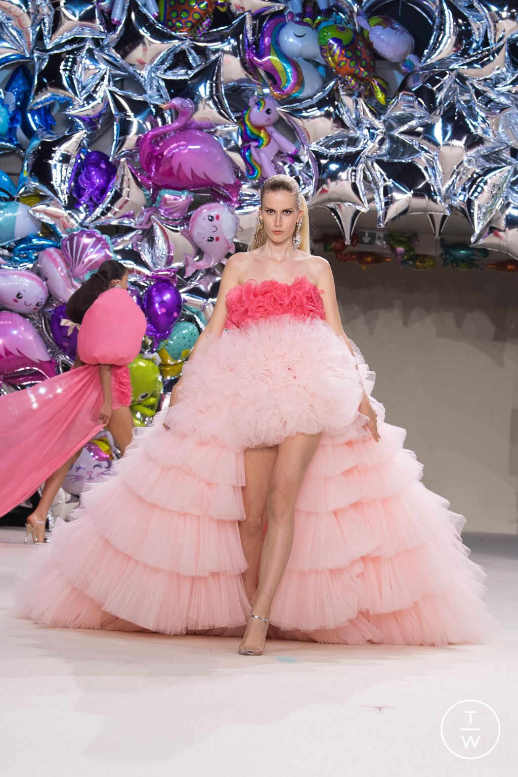 Fashion Week Paris Fall/Winter 2022 look 48 from the Giambattista Valli collection couture