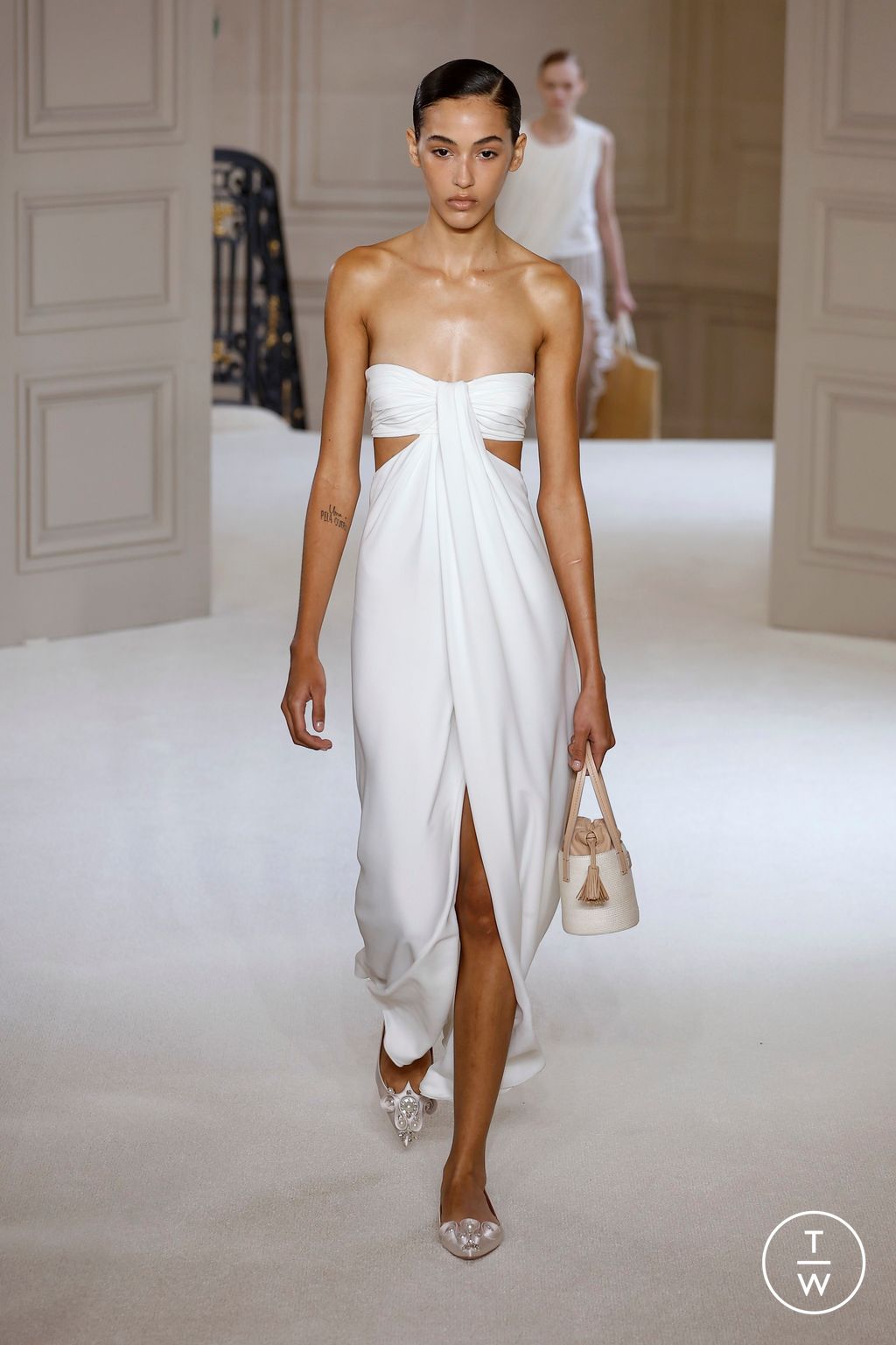 Fashion Week Paris Spring/Summer 2025 look 14 de la collection Giambattista Valli womenswear
