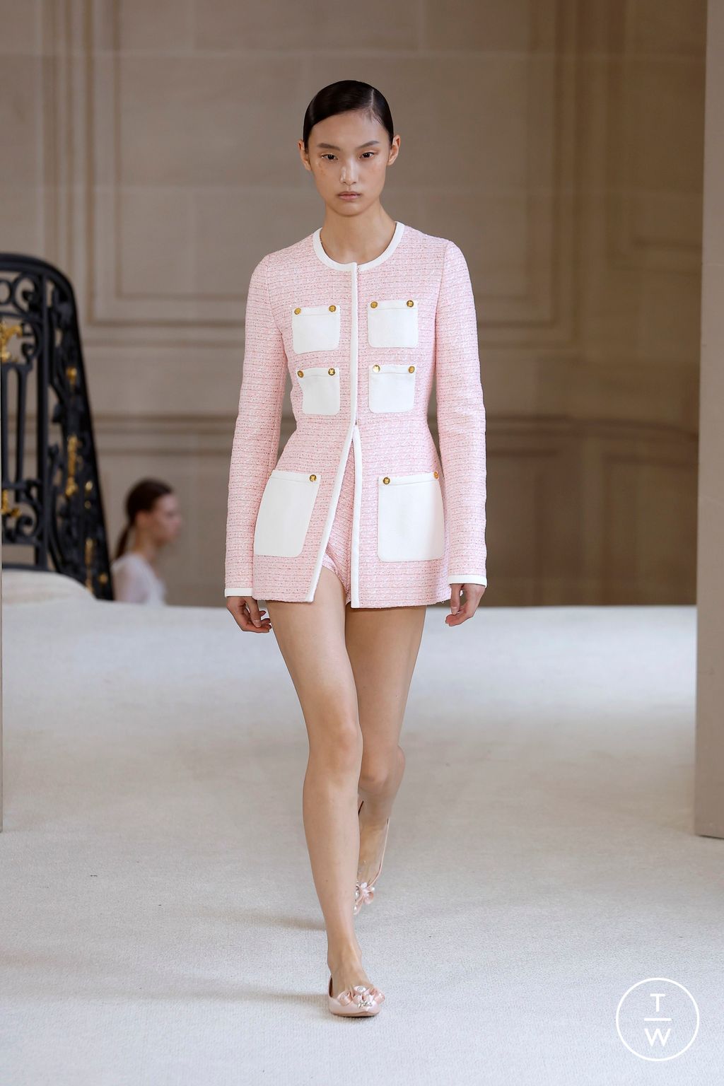 Fashion Week Paris Spring/Summer 2025 look 17 de la collection Giambattista Valli womenswear