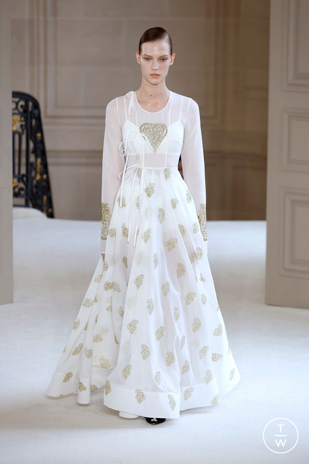 Fashion Week Paris Spring/Summer 2025 look 18 from the Giambattista Valli collection womenswear