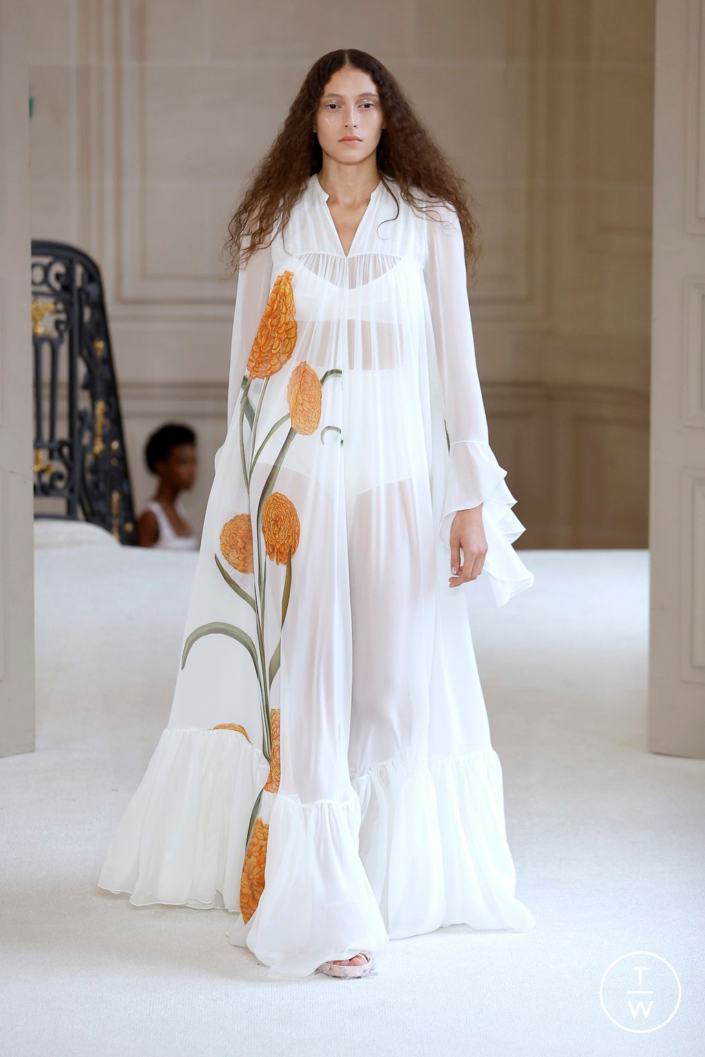 Fashion Week Paris Spring/Summer 2025 look 21 de la collection Giambattista Valli womenswear