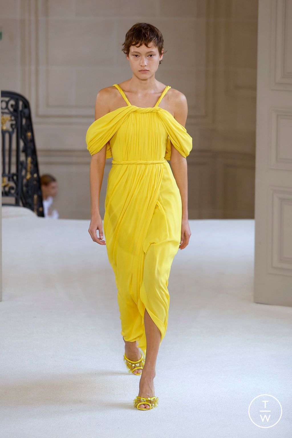 Fashion Week Paris Spring-Summer 2025 look 39 de la collection Giambattista Valli womenswear