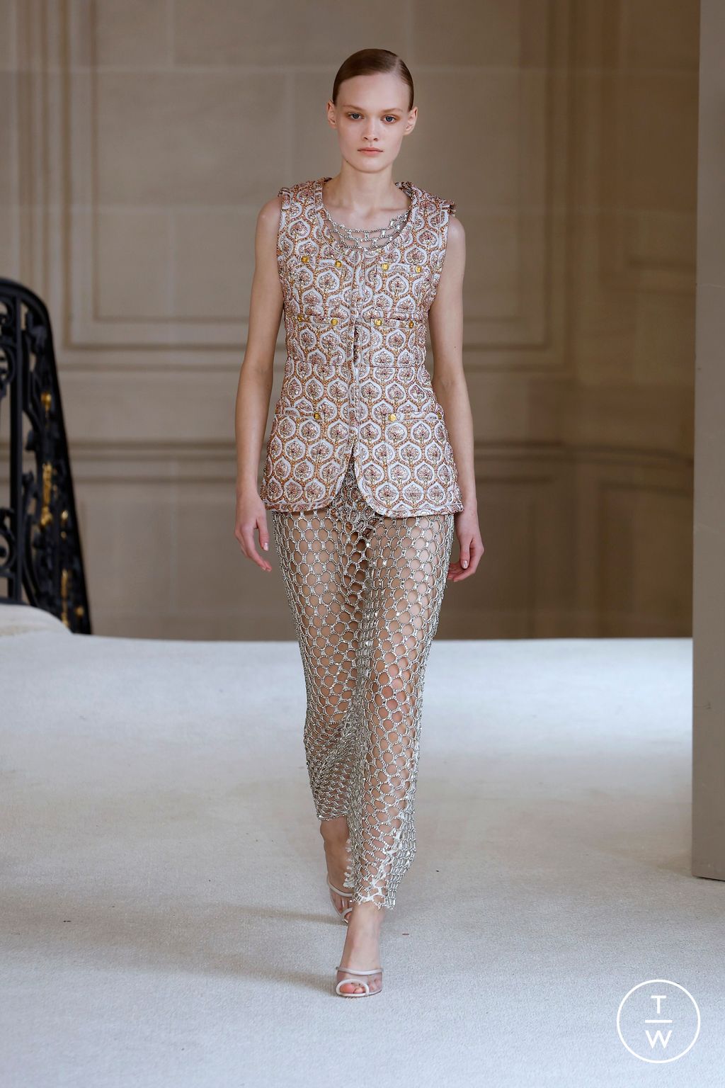 Fashion Week Paris Spring/Summer 2025 look 54 de la collection Giambattista Valli womenswear