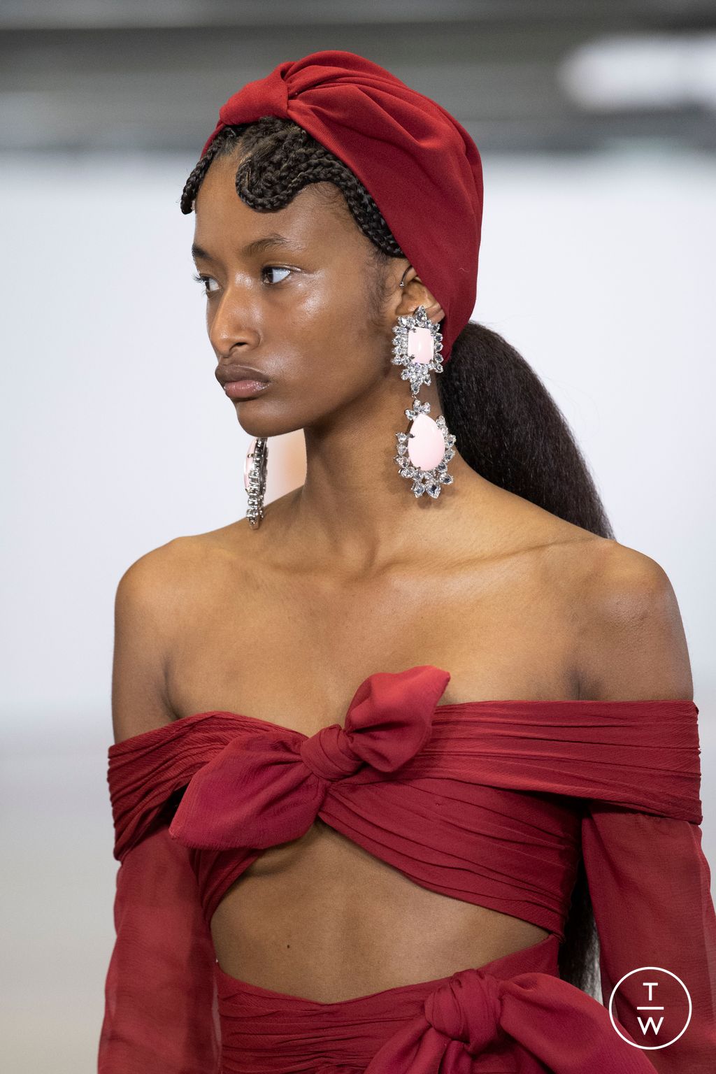 Fashion Week Paris Spring/Summer 2023 look 21 from the Giambattista Valli collection womenswear accessories