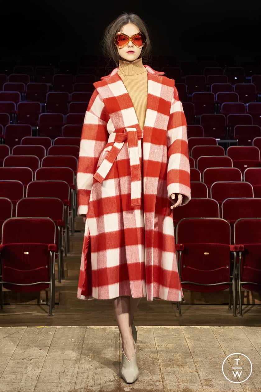 Fashion Week Milan Fall/Winter 2021 look 1 from the Gilberto Calzolari collection womenswear