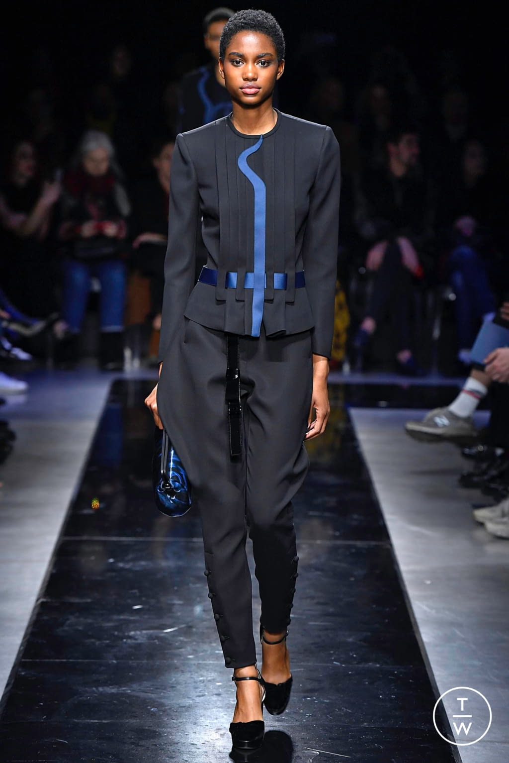 Fashion Week Milan Fall/Winter 2019 look 3 from the Giorgio Armani collection 女装