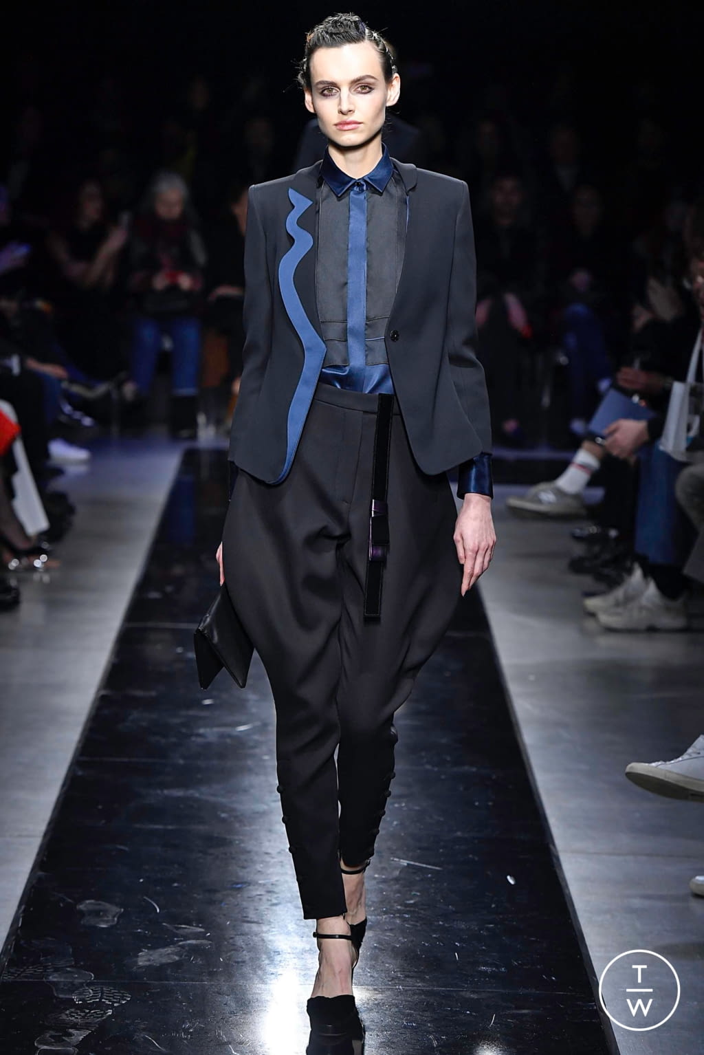 Fashion Week Milan Fall/Winter 2019 look 6 from the Giorgio Armani collection 女装