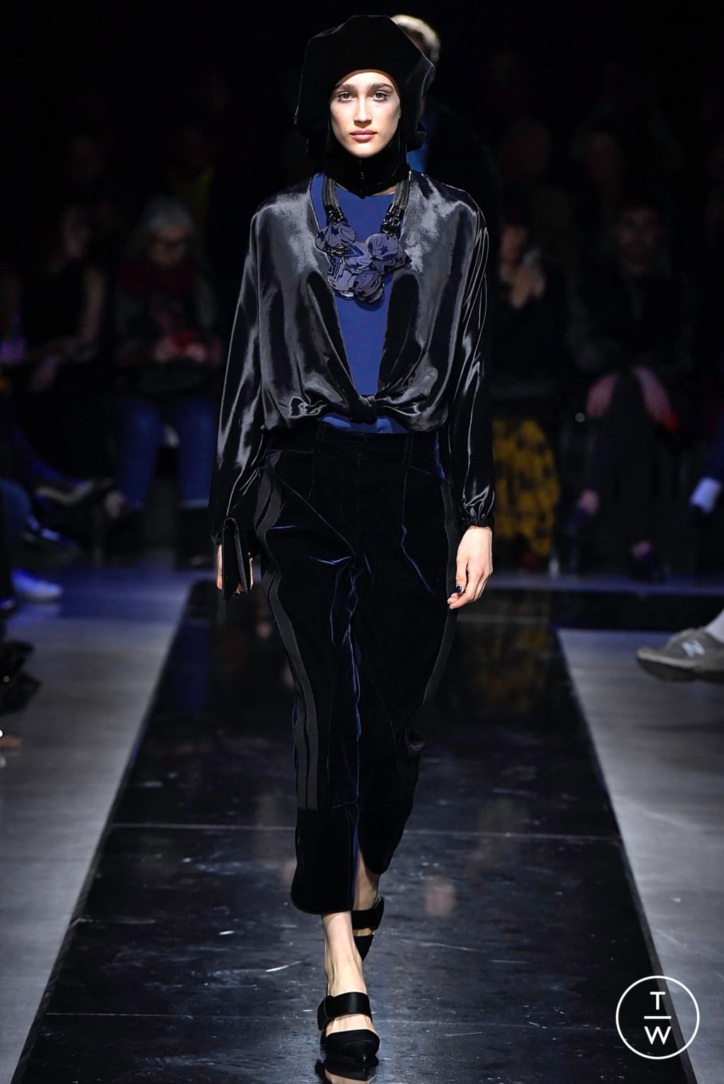 Fashion Week Milan Fall/Winter 2019 look 17 de la collection Giorgio Armani womenswear