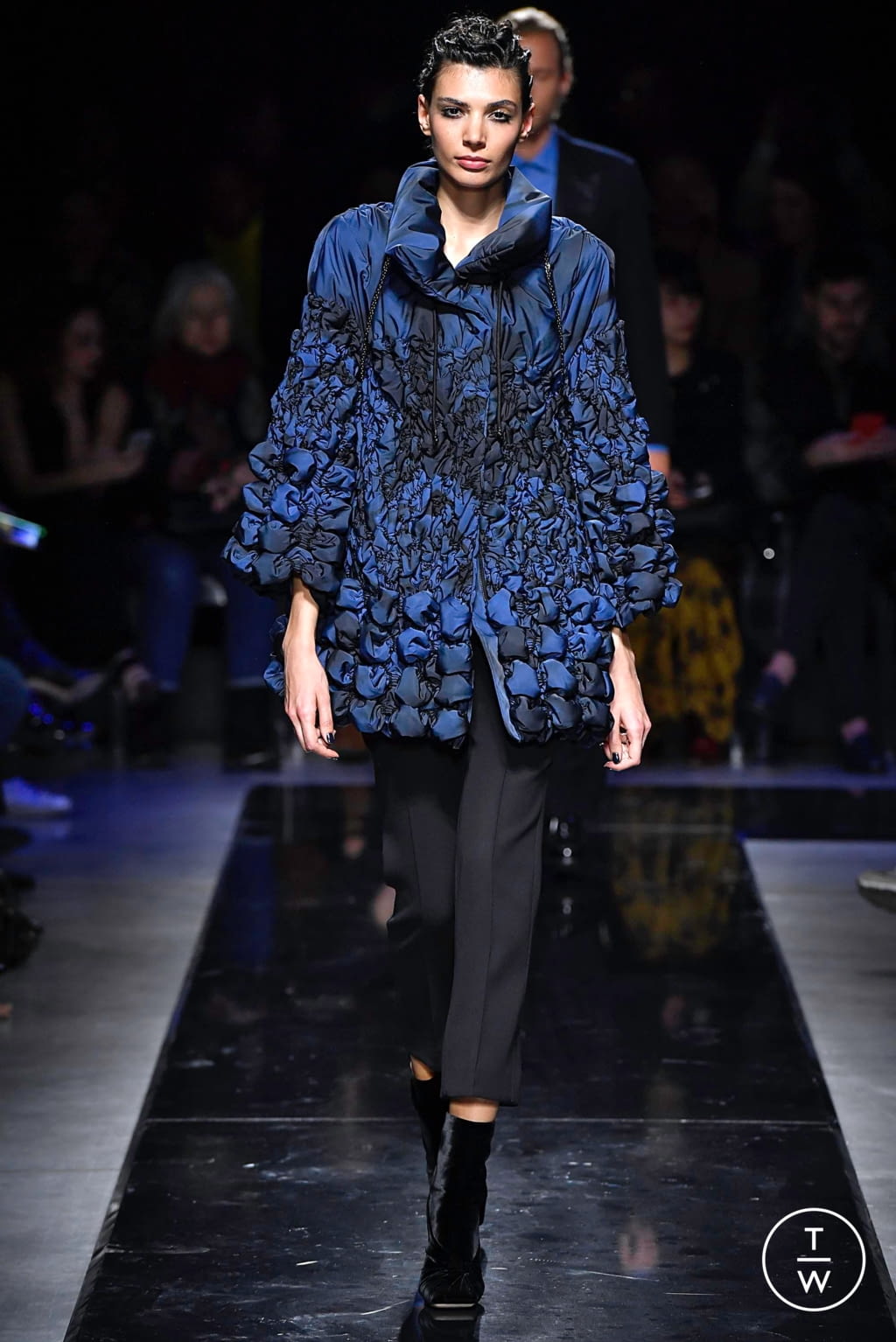 Fashion Week Milan Fall/Winter 2019 look 29 from the Giorgio Armani collection womenswear