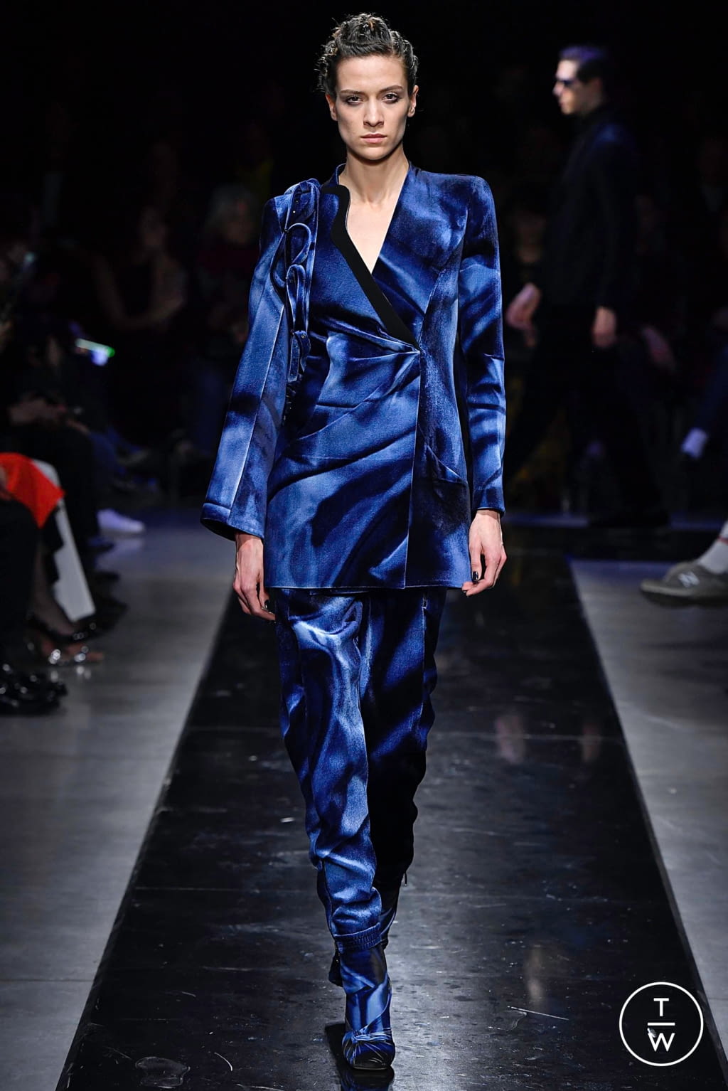 Fashion Week Milan Fall/Winter 2019 look 33 from the Giorgio Armani collection womenswear