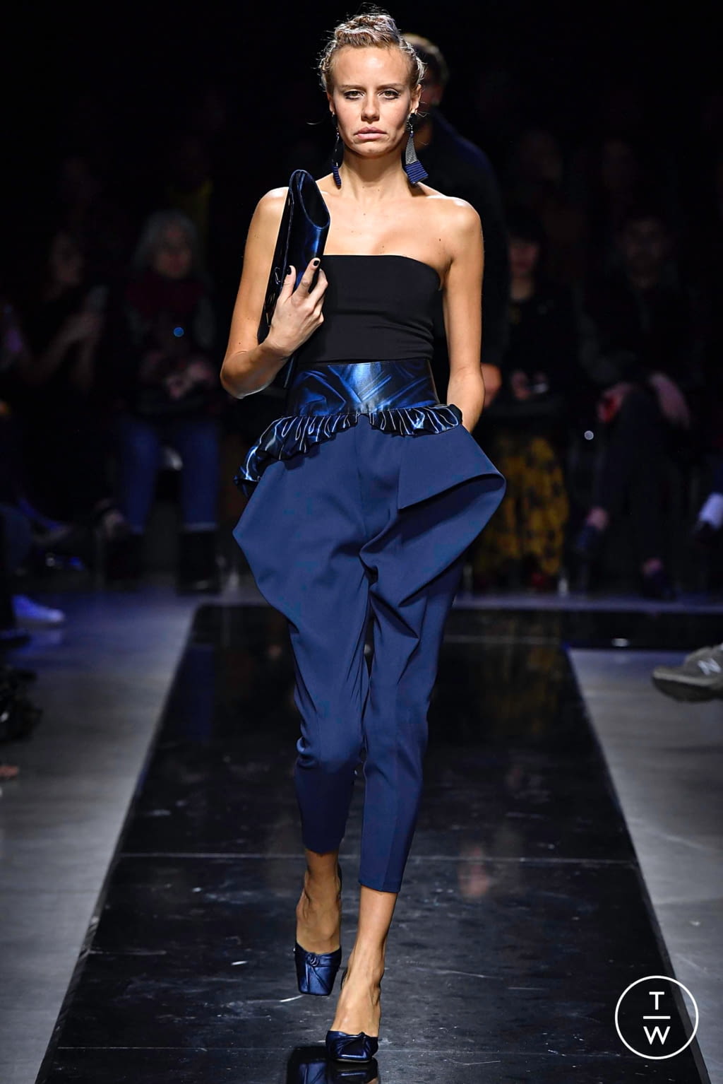 Fashion Week Milan Fall/Winter 2019 look 35 from the Giorgio Armani collection womenswear