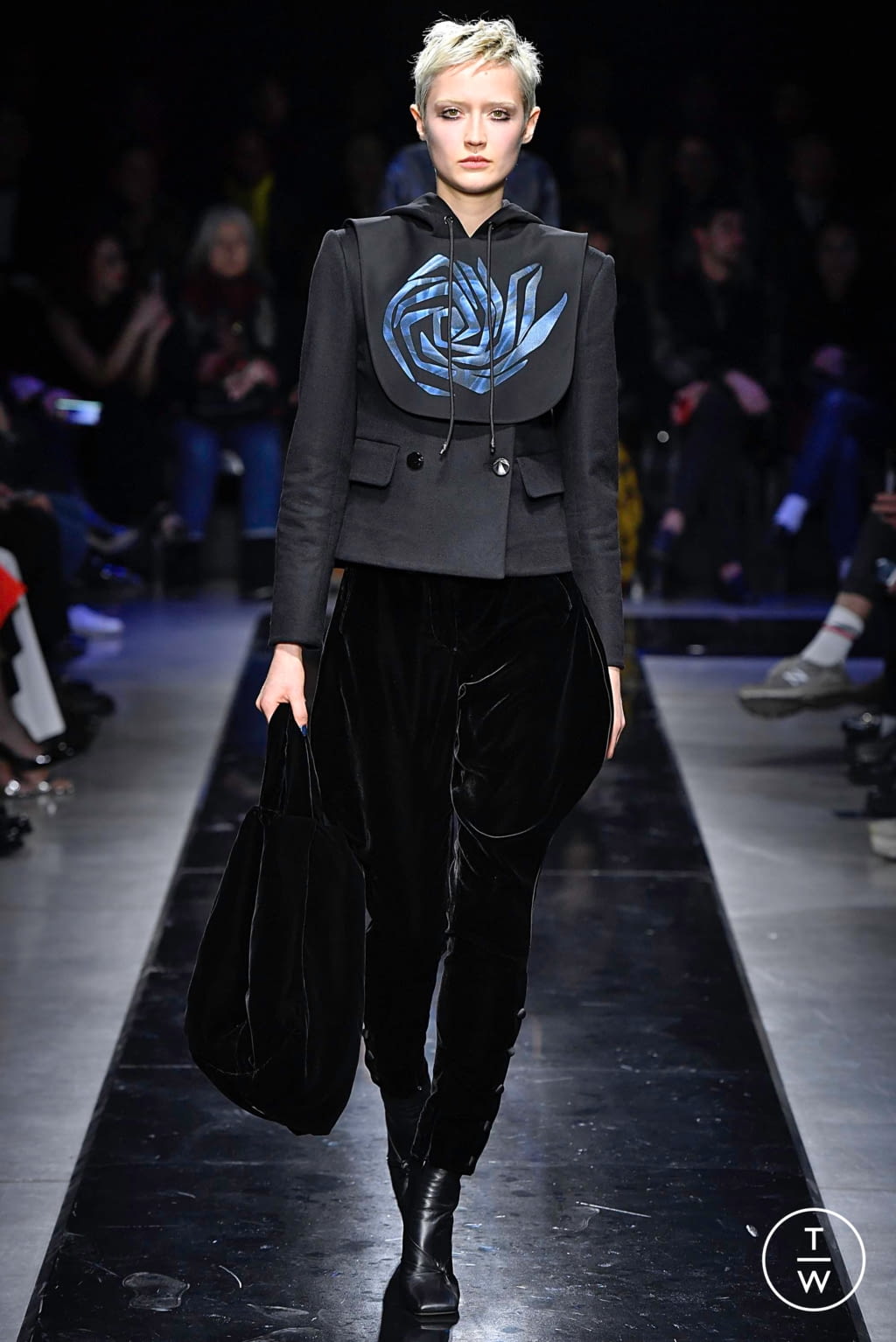 Fashion Week Milan Fall/Winter 2019 look 42 from the Giorgio Armani collection womenswear