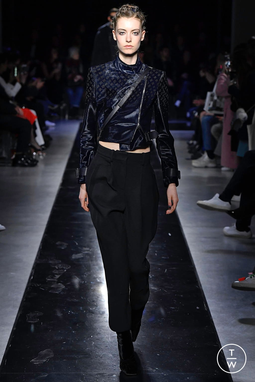 Fashion Week Milan Fall/Winter 2019 look 48 from the Giorgio Armani collection womenswear