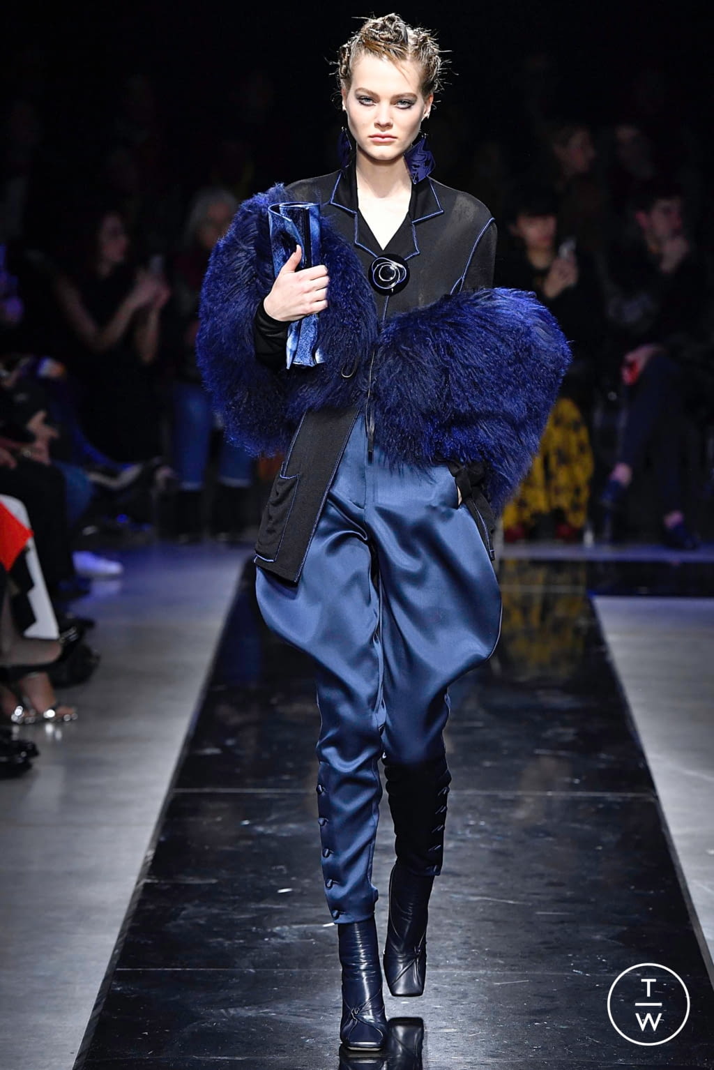 Fashion Week Milan Fall/Winter 2019 look 51 de la collection Giorgio Armani womenswear