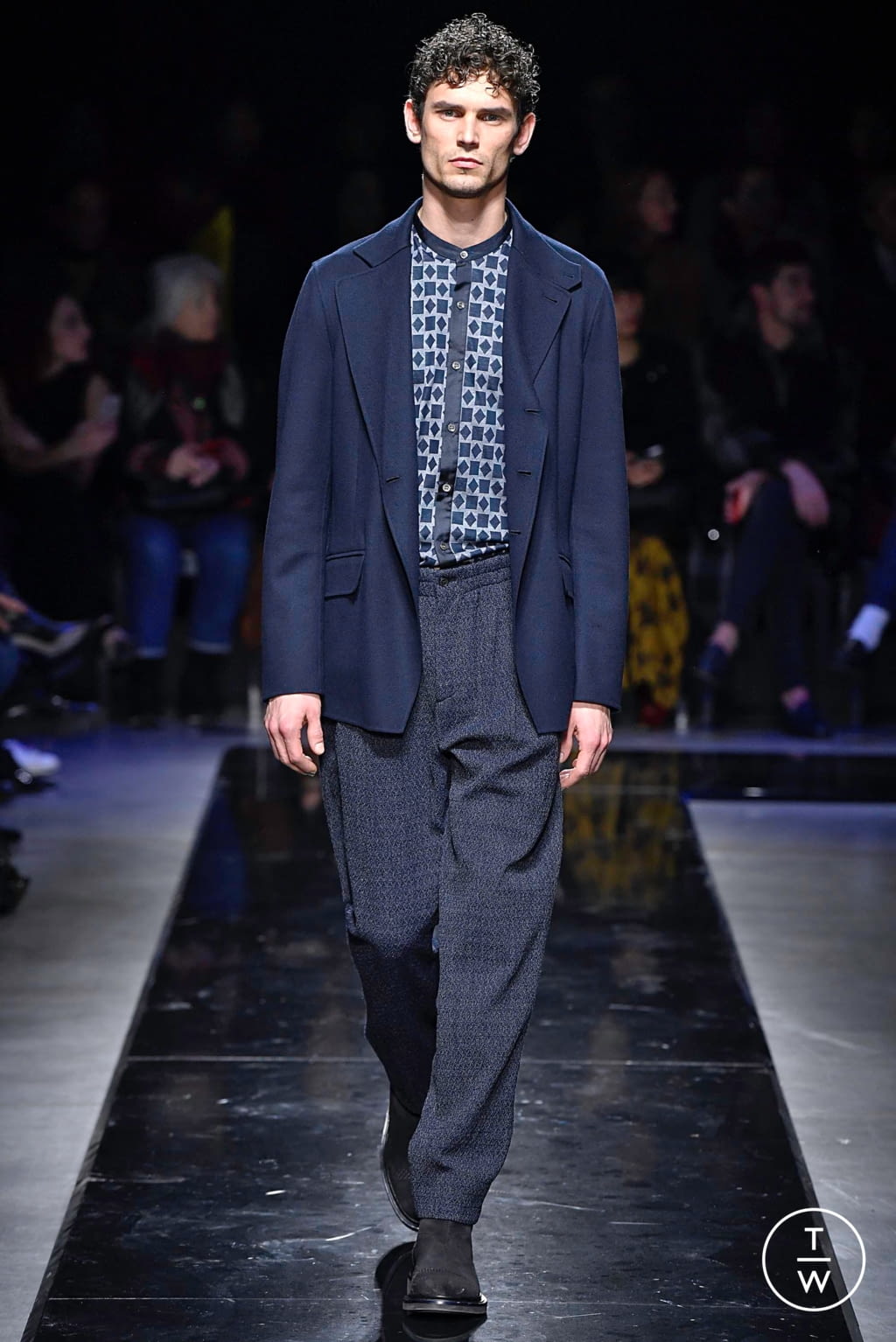 Fashion Week Milan Fall/Winter 2019 look 56 de la collection Giorgio Armani womenswear