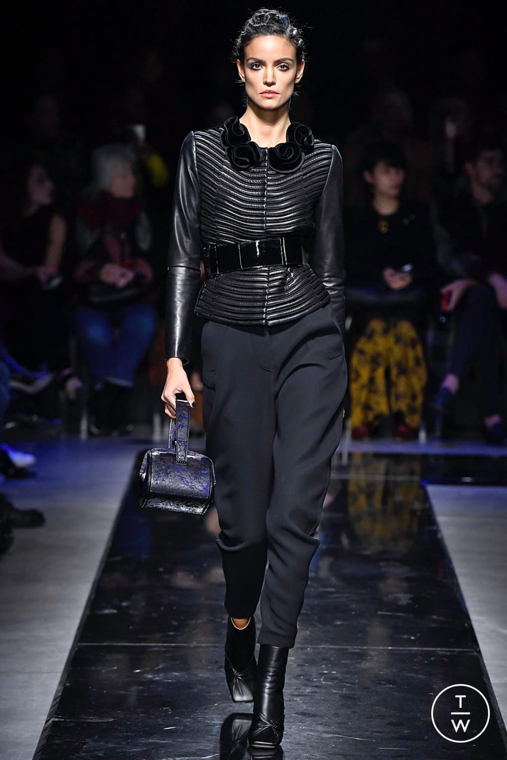 Fashion Week Milan Fall/Winter 2019 look 68 from the Giorgio Armani collection 女装