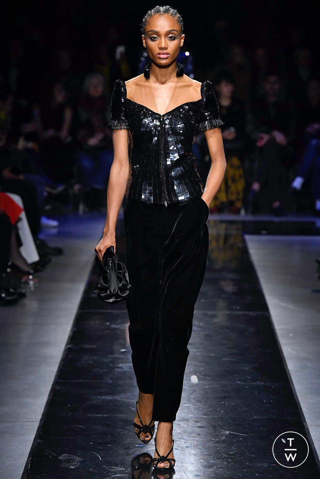 Fashion Week Milan Fall/Winter 2019 look 82 from the Giorgio Armani collection 女装