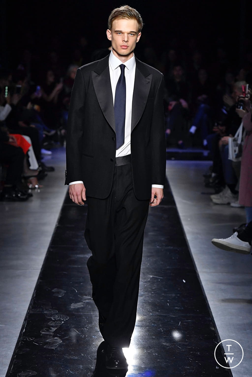 Fashion Week Milan Fall/Winter 2019 look 88 de la collection Giorgio Armani womenswear