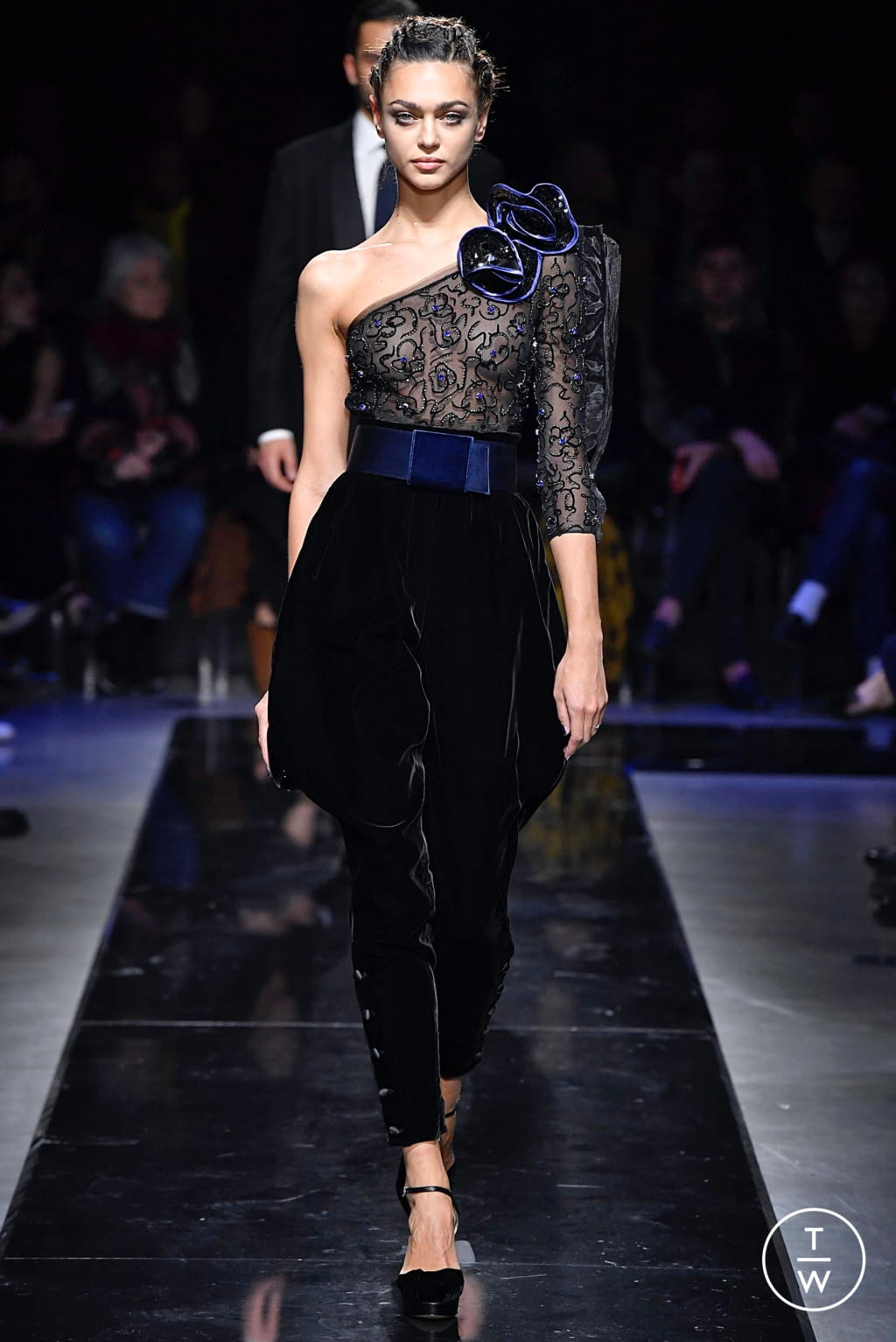 Fashion Week Milan Fall/Winter 2019 look 90 de la collection Giorgio Armani womenswear