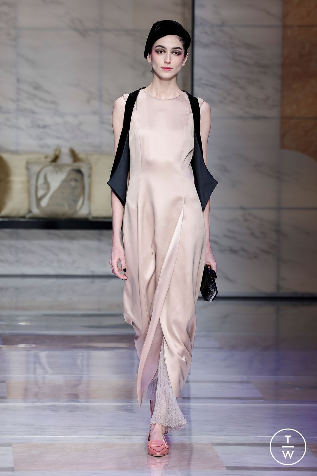Fashion Week Milan Fall/Winter 2023 look 5 de la collection Giorgio Armani womenswear