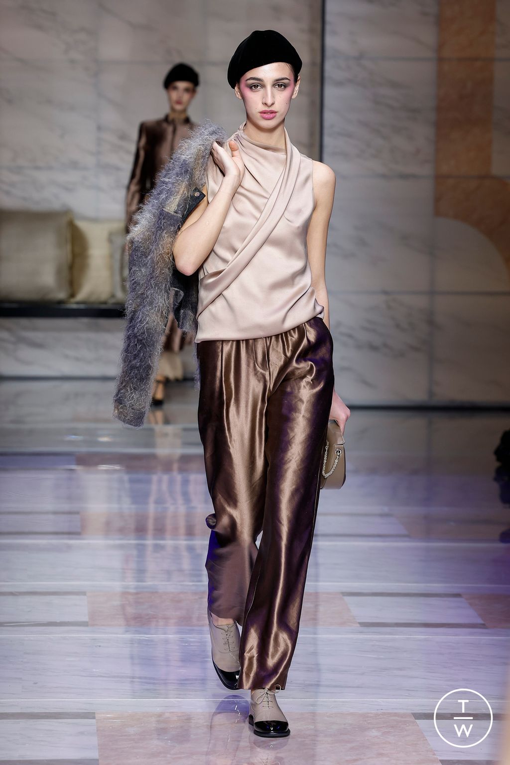 Fashion Week Milan Fall/Winter 2023 look 10 de la collection Giorgio Armani womenswear